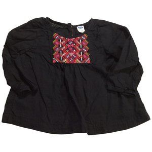 👣 5/$25 - Black Blouse w/ Beautiful Embroidered Pattern